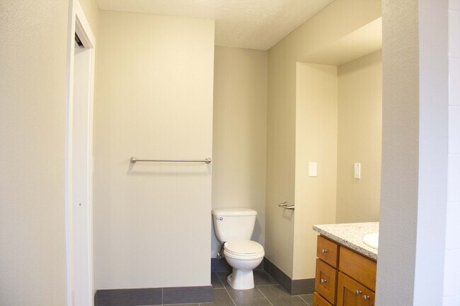 Building Photo - 2bed/2bath, W/D in unit, garage, and all d...
