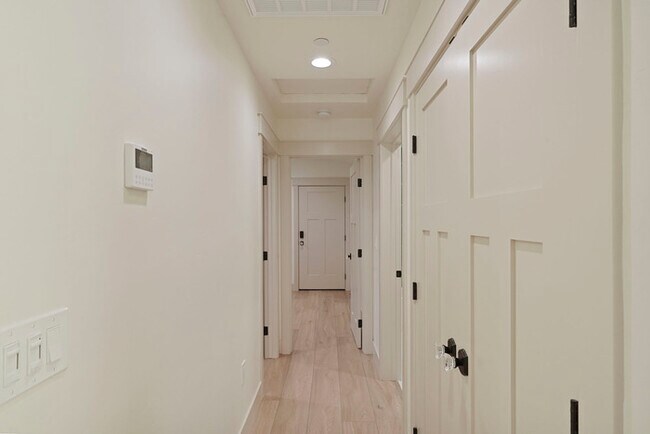 Building Photo - Beautiful 2 bedroom 1 Bathroom for rent in North Oak Park! Close to UC Davis and McGeorge Law