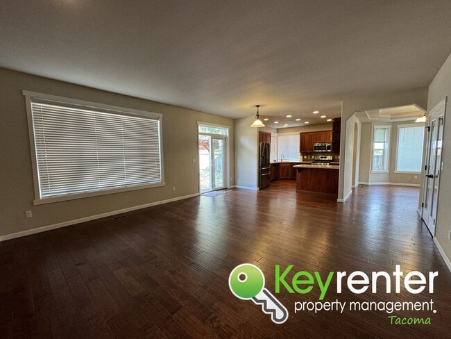 Building Photo - Unique Parkland 4 Bedroom 3 Bath Spacious ...