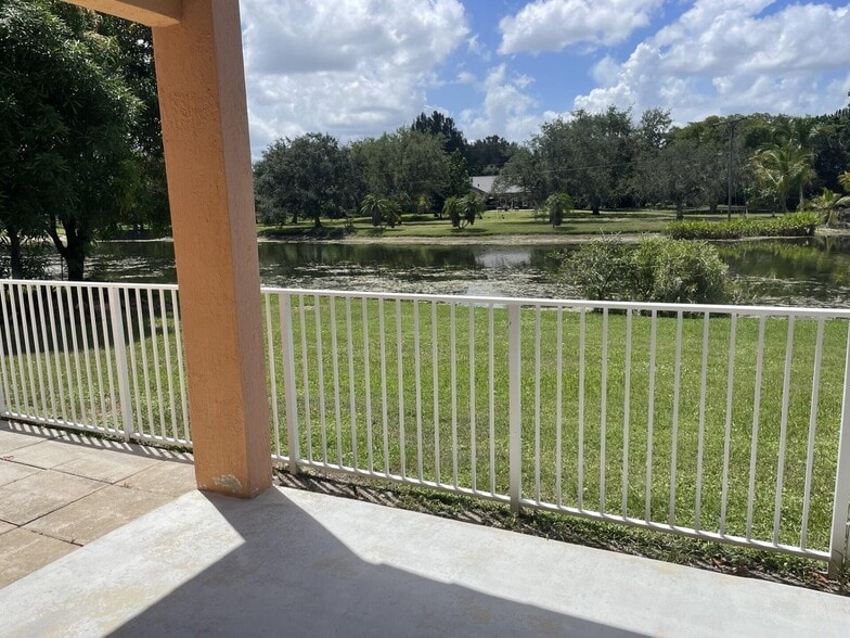 Building Photo - 9514 Lago Dr