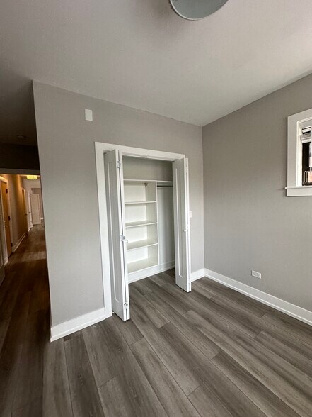 Building Photo - 3943 N Janssen Ave