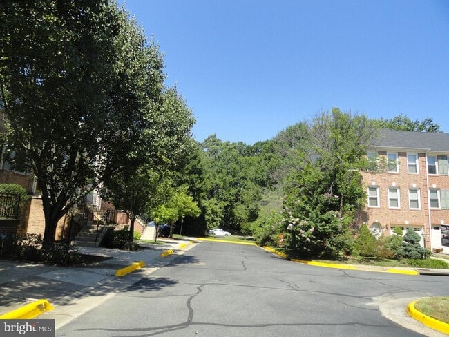 Building Photo - 2050 Meadow Springs Dr