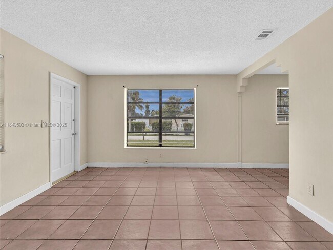Building Photo - 5611 SW 37th St