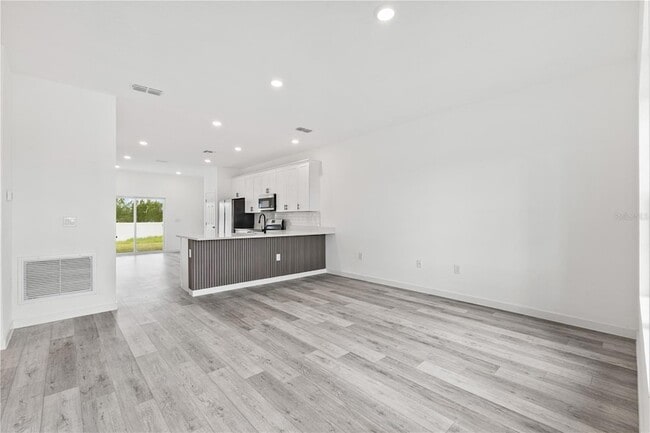 Building Photo - 716 Desmoines Dr