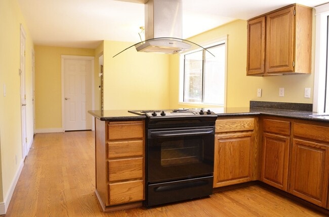 Building Photo - Spacious Somerset Home Near Top Schools an...