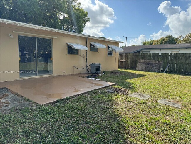 Building Photo - 6111 NW 43rd Ave