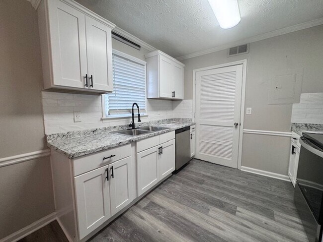 Building Photo - 454 Lexington Dr