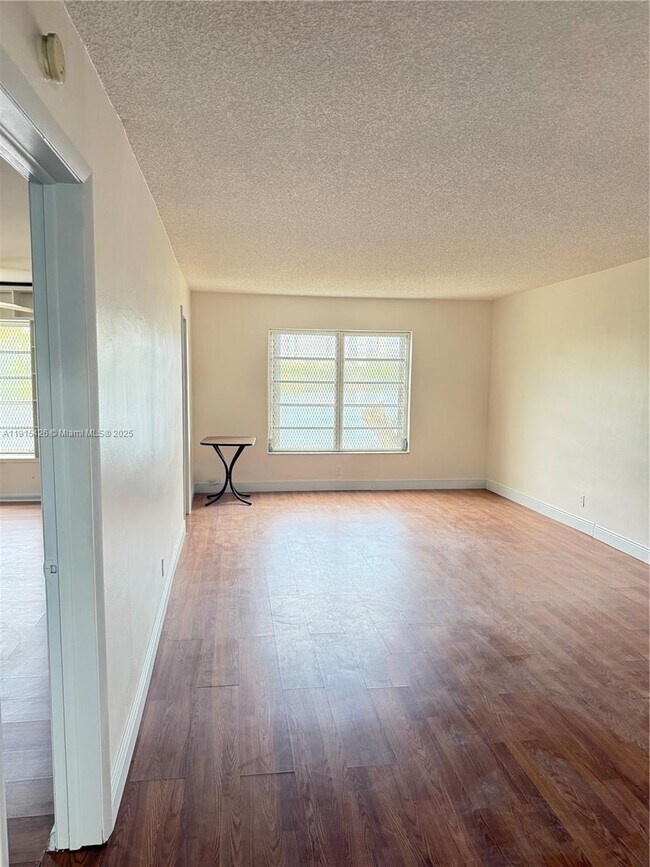 Building Photo - 19305 NE 2nd Ave