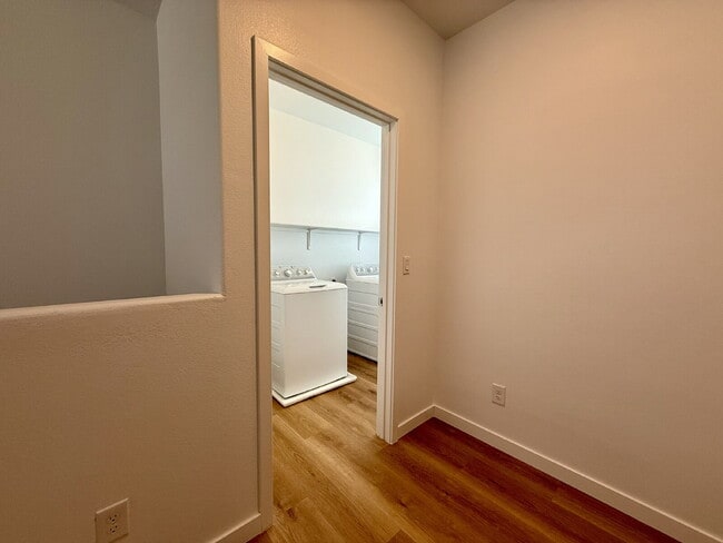Building Photo - 4 BED, 2.5 BATH, 2 CAR-GARAGE, TWO-STORY, SINGLE FAMILY HOME FOR