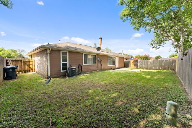 Building Photo - 1202 Manorglen Dr