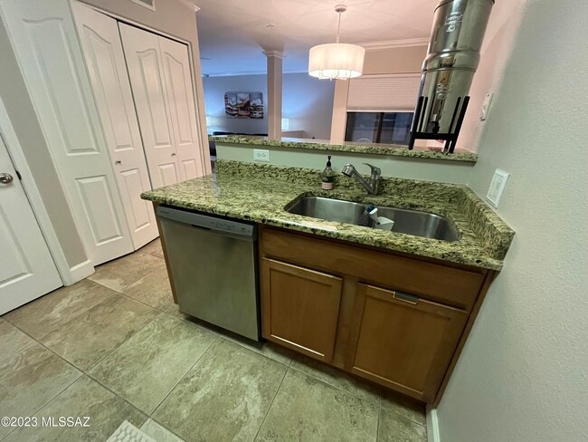 Building Photo - 5751 N Kolb Rd