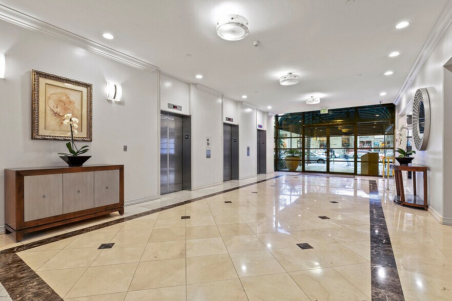 Lobby - 600 W 9th St