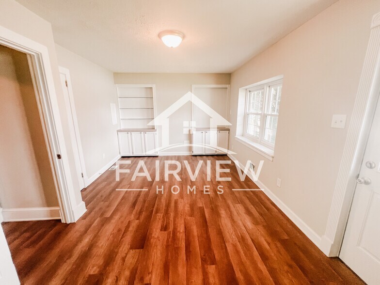 Building Photo - 3239 Mayflower Dr