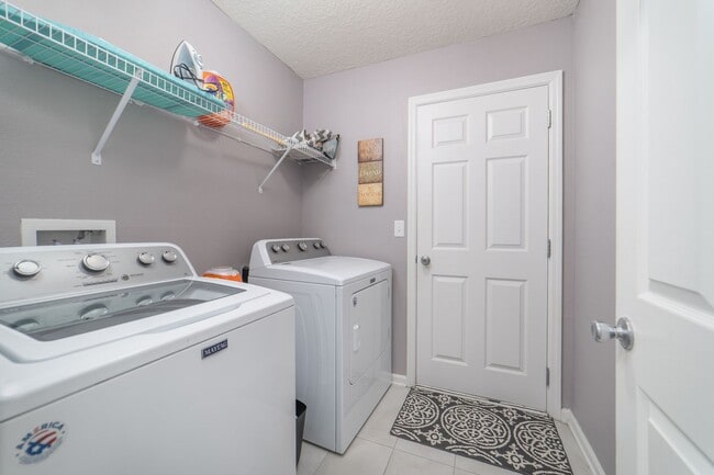 Building Photo - Welcome to Williamstown