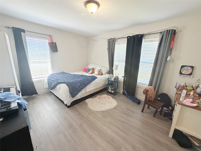 Building Photo - 1910 Huge Oaks St