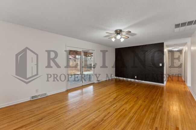 Building Photo - 2210 W Columbine Ln