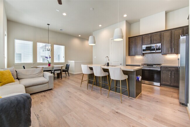 Building Photo - 730 Carriage Knls Dr