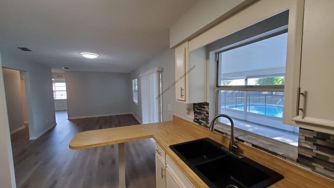 Building Photo - Charming 4-Bed, 2-Bath Home with Pool in Seffner, FL 33584