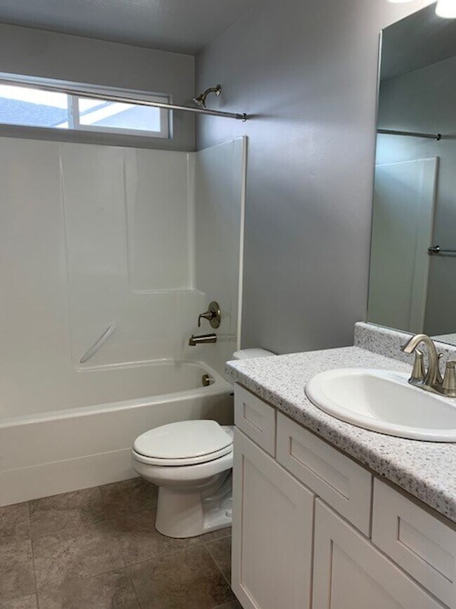 Building Photo - Beautiful Townhome in Great Location!