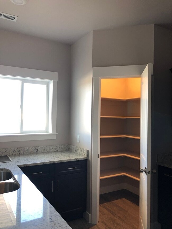 Building Photo - Beautiful Cedar Townhome