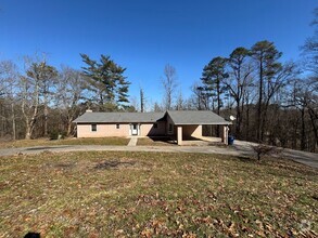 Building Photo - Huge 5 Bedroom 3 Bathroom Home in Apison TN!