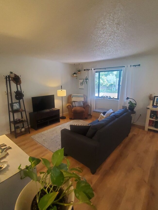 Building Photo - Updated and Spacious 1 Bedroom with Attached Garage!