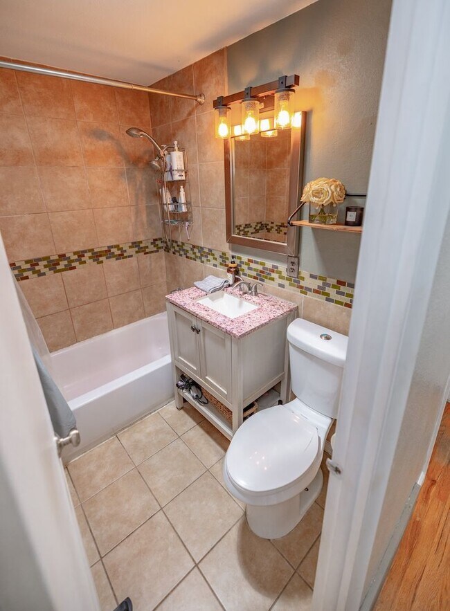 Building Photo - Amazing 3 bed/3 bath rental.  New Flooring!!  Solar Panels!!