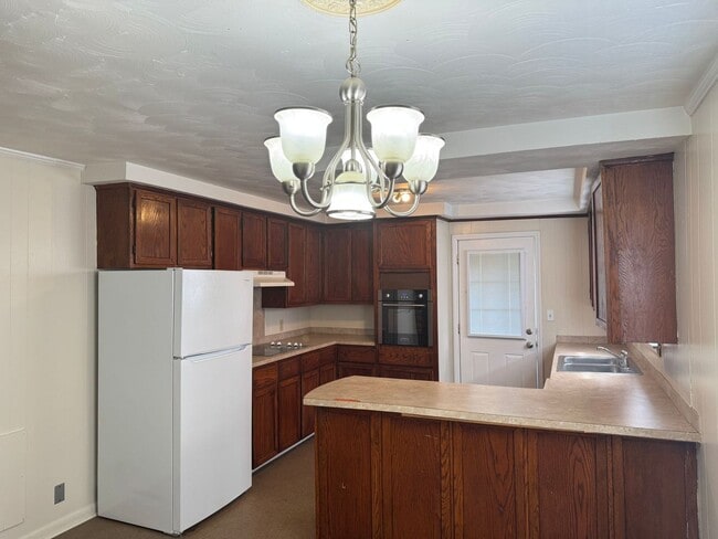 Building Photo - Lovely 3 Bdr/1 Ba Home, tucked away yet ST...