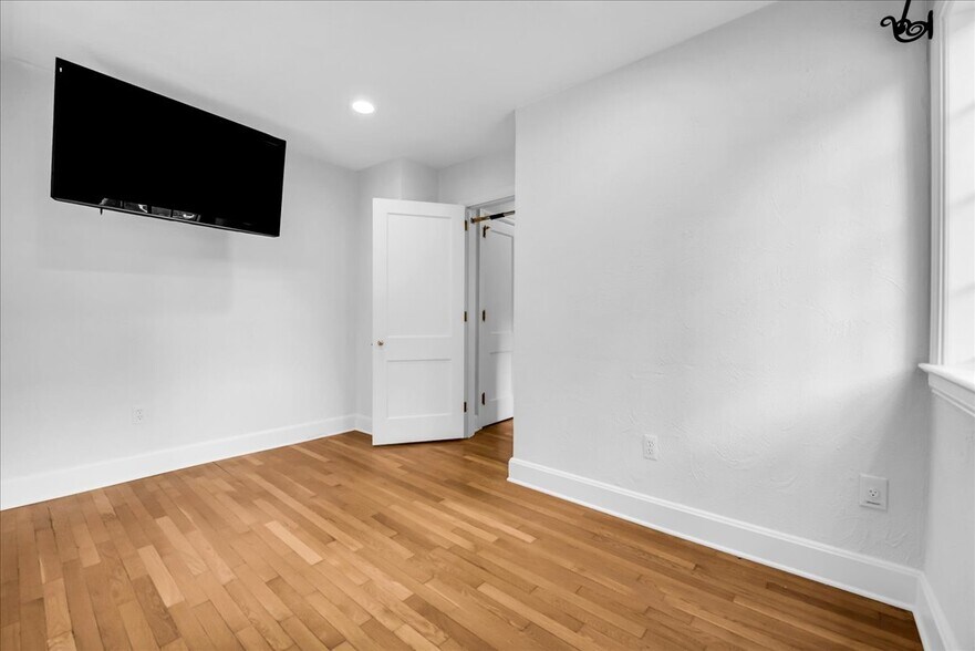 Building Photo - 455 Linden Rd