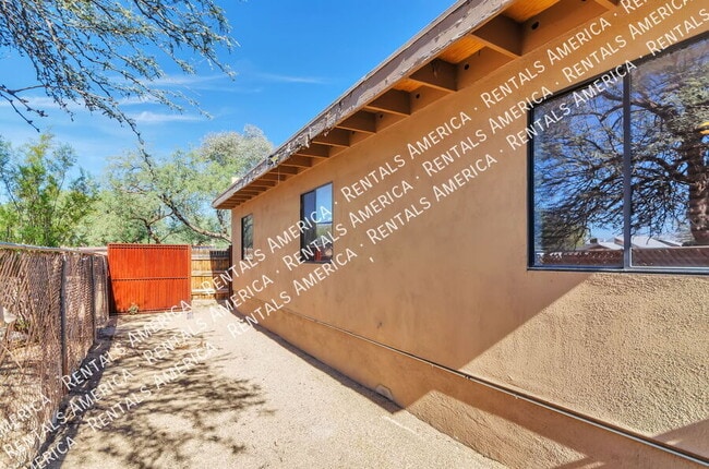 Building Photo - 1009 E Halcyon Rd