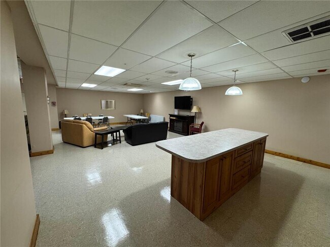 Building Photo - 1304 W Medicine Lake Dr