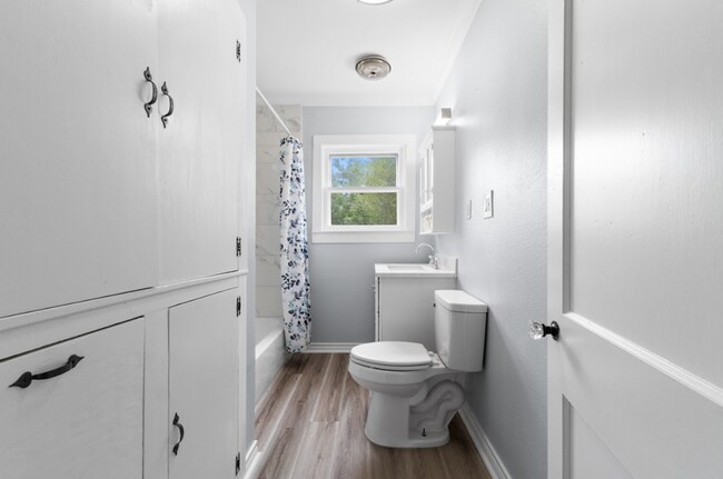 Building Photo - Updated 3-Bed, 2-Bath Home on Private Road...