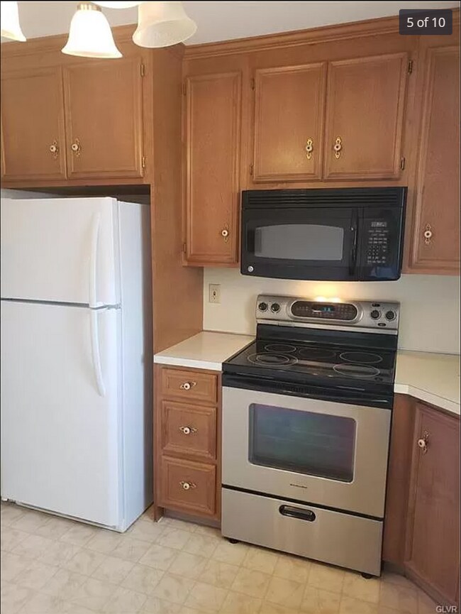 Kitchen - 938 Cold Spring Rd