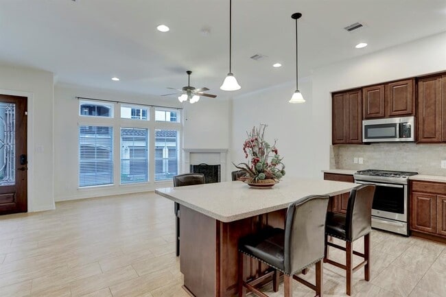 Building Photo - 7 Laurelwood Dr