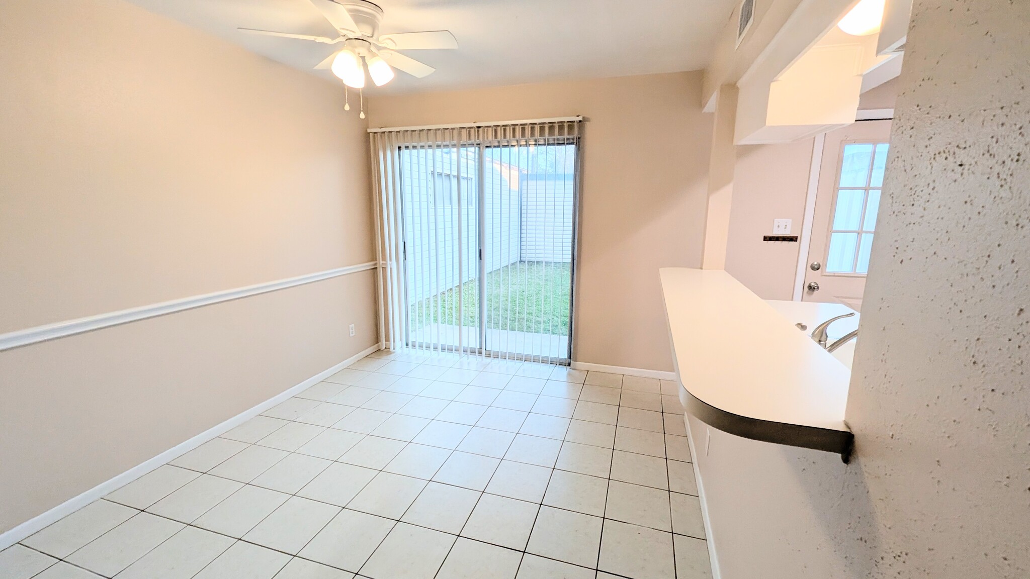 Dedicated tiled dining area leads to the fenced backyard and kitchen. - 813 Clubside Dr