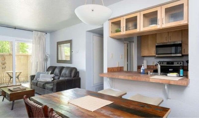 Building Photo - Beautiful Furnished Condo all utilites inc...