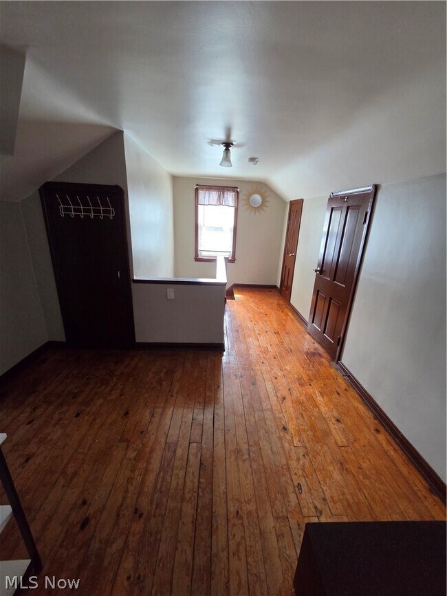 Building Photo - 1275 S Green Rd