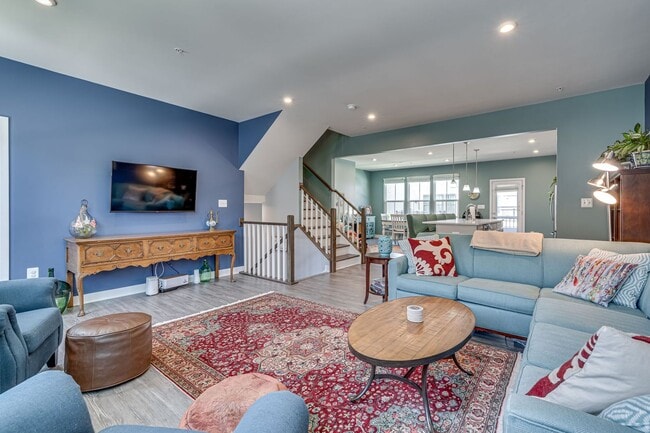 Building Photo - Modern 3 BR Townhome in Village of Towne Square Includes Trash, Cable/internet and Landscaping!