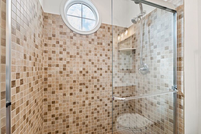 Building Photo - Spacious 3-Bedroom Condo in Prime Raleigh Location!