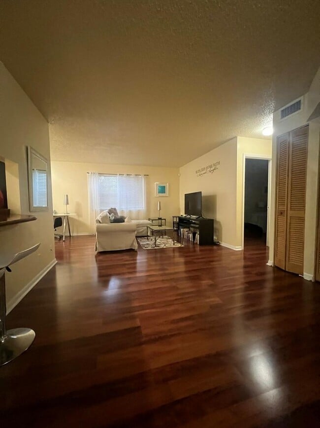 Building Photo - Fully Furnished 1-Bedroom Retreat in Windm...