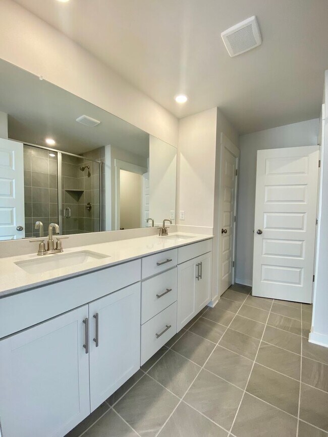 Building Photo - “Modern comfort meets Murfreesboro charm —...