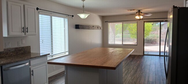 Building Photo - 3 Bed / 2 Bath with Loft and Pool