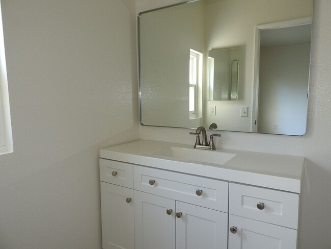 Building Photo - Lovely 2 bedroom townhouse