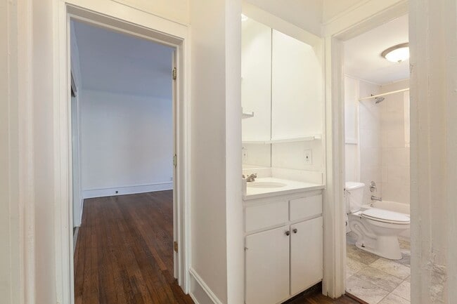 Building Photo - Spacious 1/1 Condo w/ Enclosed Patio & Off...