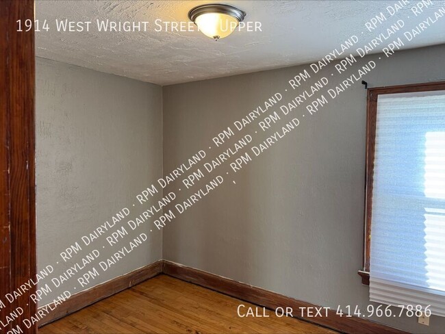 Building Photo - Classic 2-Bedroom Apartment with Old-World...