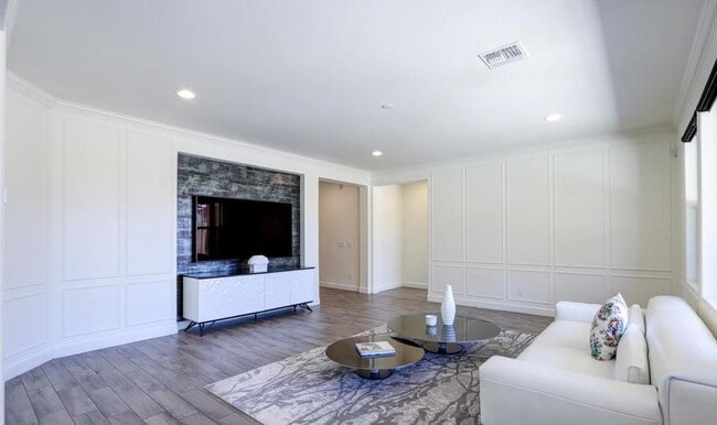 Building Photo - 948 W Yosemite Dr