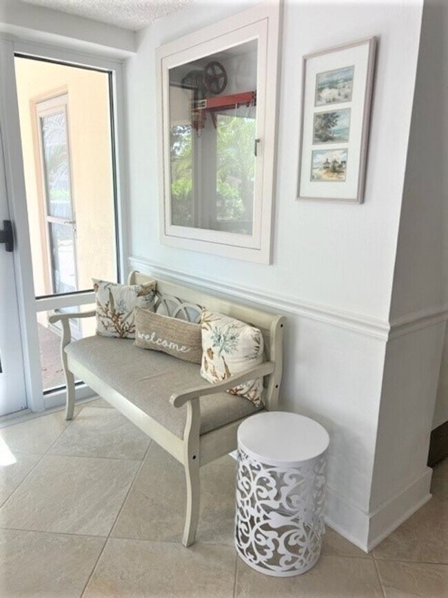 Building Photo - 2BR/2BA Ground Level Condo in Venice Ave C...