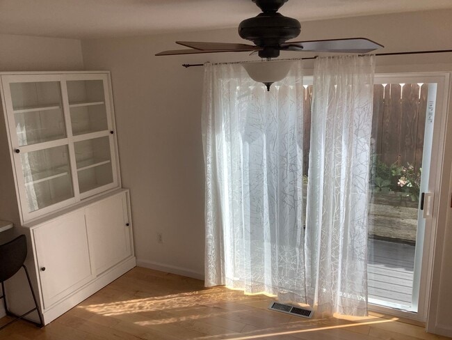 Building Photo - Updated 2 bedroom, 2 1/2 bathroom townhouse in downtown Sebastopol