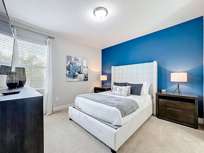 Building Photo - 8 Bedrooms 7 baths on a resort community