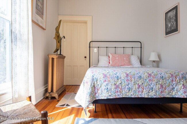 Building Photo - 5 Fairview Ave